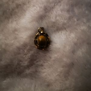 Gold tone tiger's eye pendant